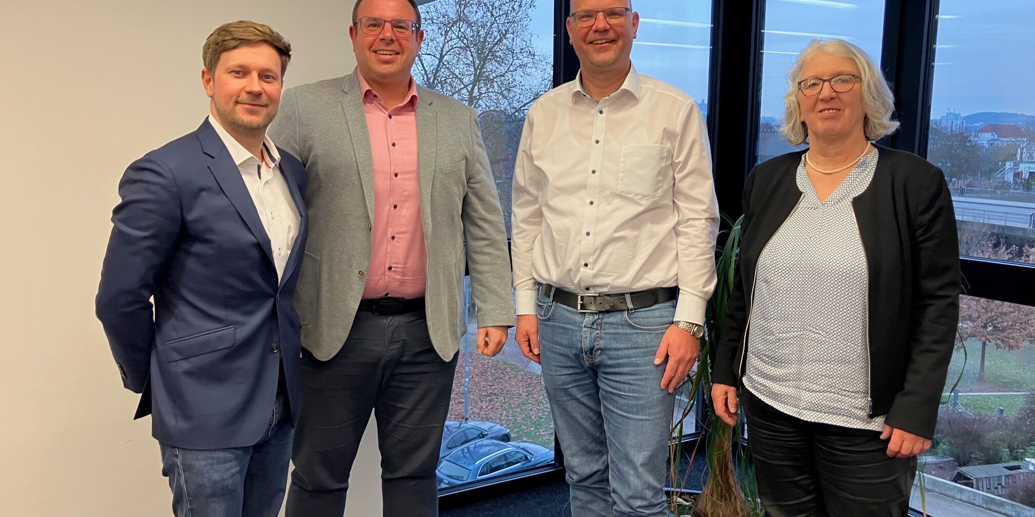 Von links nach rechts: Johannes Tondera (Notar), Björn Köhler (Energiegenossenschaft Vogelsberg), Bürgermeister Dr. Olaf Dahlmann und Erste Beigeordnete Barbara Luck (Gemeinde Wartenberg)