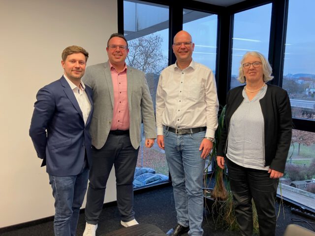 Von links nach rechts: Johannes Tondera (Notar), Björn Köhler (Energiegenossenschaft Vogelsberg), Bürgermeister Dr. Olaf Dahlmann und Erste Beigeordnete Barbara Luck (Gemeinde Wartenberg)